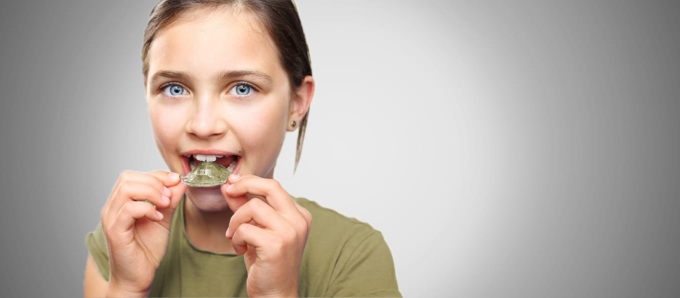 K10 - Mädchen mit herausnehmbarer Zahnspange